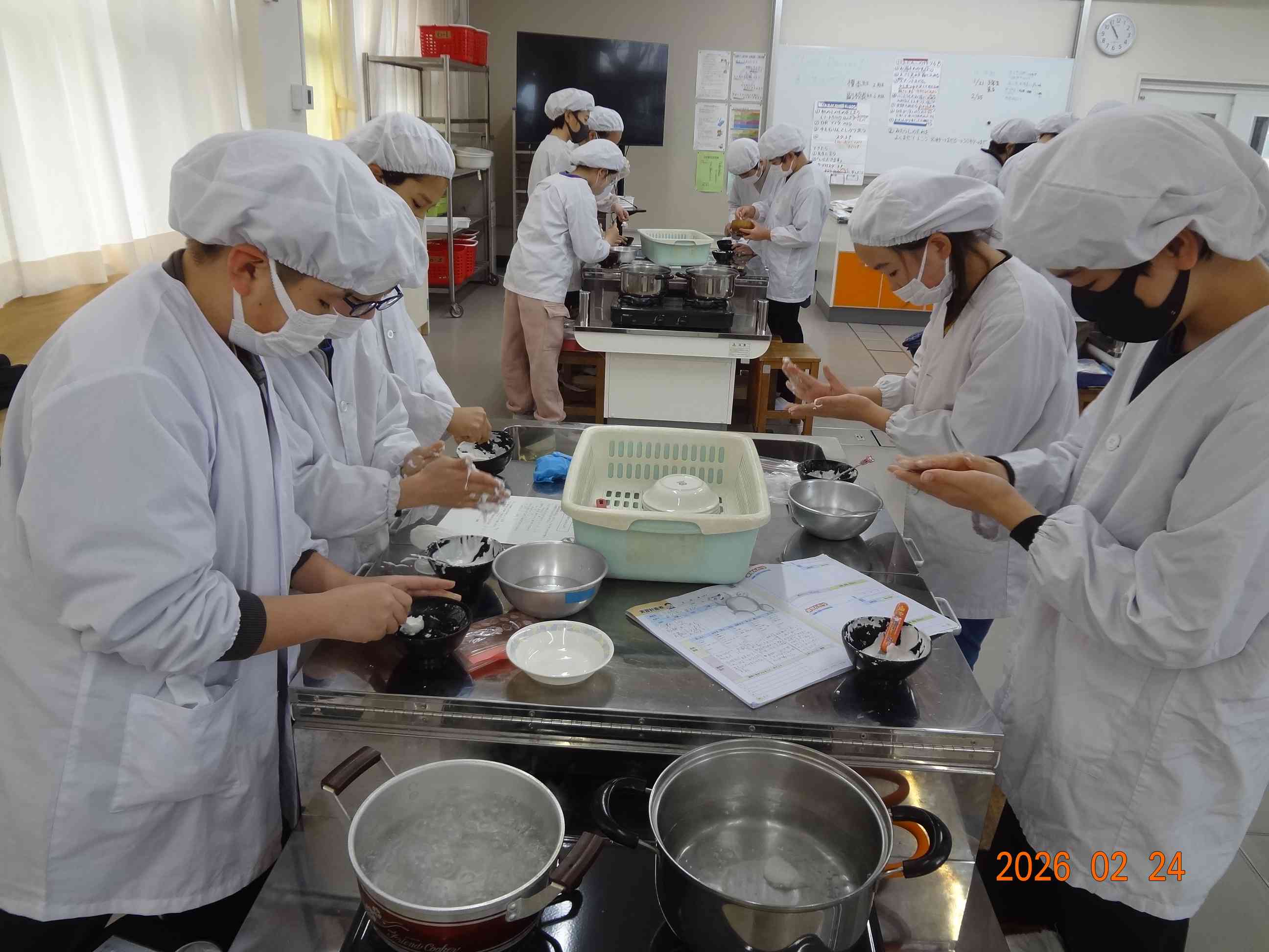 慎重に水を入れて丸めるよ！